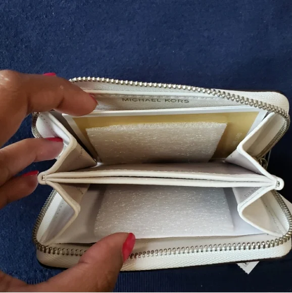 Rare Michael Kors Wallet - Picture 4 of 5